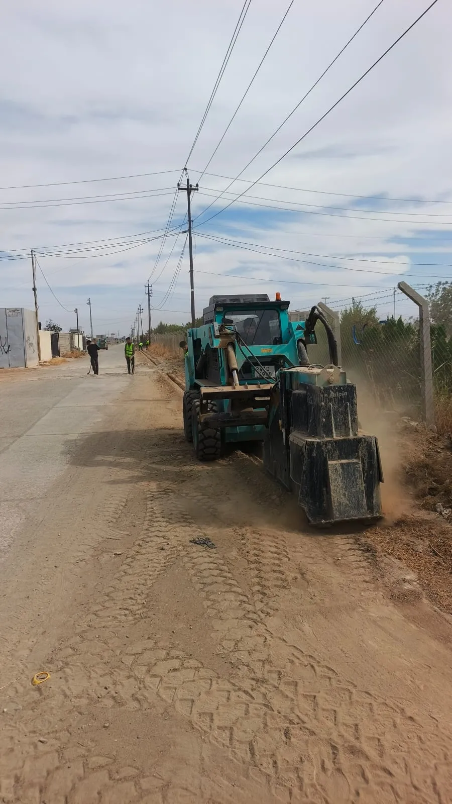 Bir çit hattı boyunca kesim yapan mikro hendek makinesi